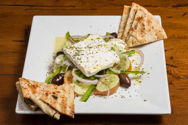 Salade Grecque Dans Une Assiette Blanche Sur Une Table Bois — Photo
