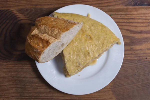 Omelettteil Mit Eiern Und Kartoffeln Auf Weißem Teller Spanisches Omelett — Stockfoto