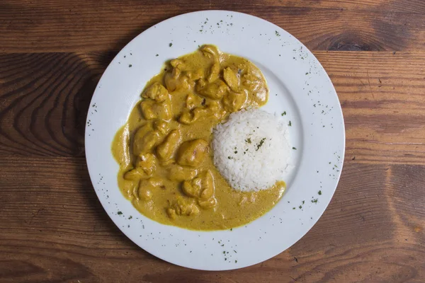 Frango Dansak Caril Com Arroz Pilau Garfo Uma Placa Branca — Fotografia de Stock