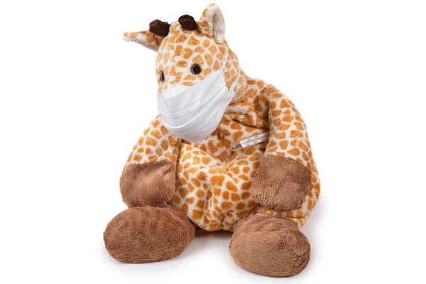 长颈鹿头病了 头戴医用口罩 头戴温度计 头戴白色背景 呆在家里 照顾好孩子 — 图库照片