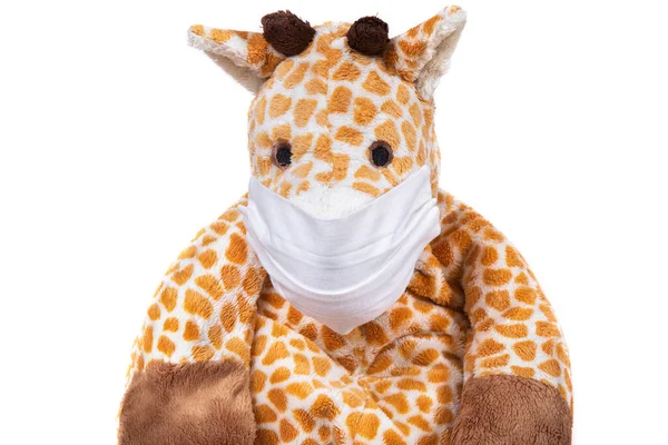Plush Žirafa Sedí Nemocná Koronavirem Lékařské Masce Bílém Pozadí Zůstaň — Stock fotografie