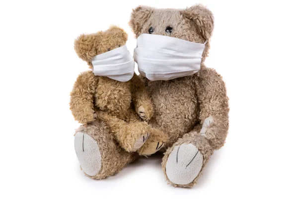 两只泰迪熊 头戴医疗面罩 头戴白色背景 身体不适 呆在家里 照顾好孩子 — 图库照片
