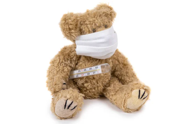 Teddybeer Zit Ziek Met Een Coronavirus Een Medisch Masker Thermometer — Stockfoto