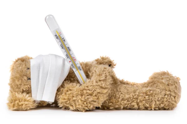 Teddybeer Ligt Ziek Met Een Coronavirus Een Medisch Masker Thermometer — Stockfoto