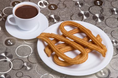 Şeker ve çikolata soslu geleneksel Churros. Churro - Kızarmış hamur tatlısı