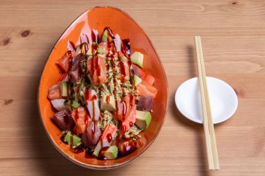 Wakame, Seaweed, Somon, Sea Bass, Karides, Kani, Uskumru, Ton Balığı ve Chopsticks ile servis edilir. Geleneksel Organik Gıda.