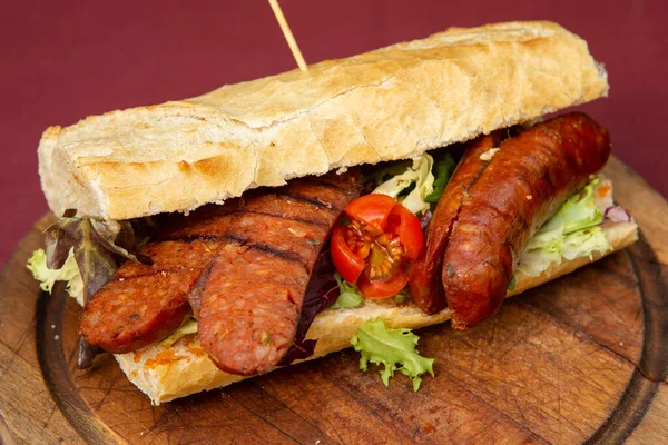 Choripan, Güney Amerika 'da popüler bir sucuklu ve chimichurri sandviçi, maydanoz, sarımsak, acı biber ve sirke soslu ızgara Arjantin sucuğu.