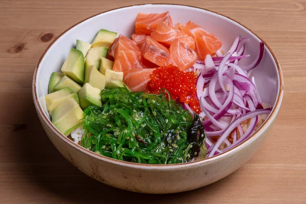 Hawaiian Salmon Poke Bowl Com Abacate Pepino Arroz Sementes Gergelim — Fotografia de Stock