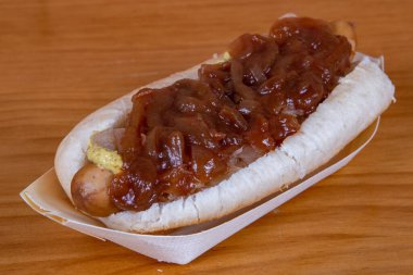 Peynirli ve soğanlı acılı sosisli sandviç.