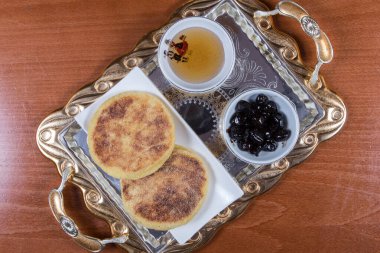 Fas irmiği, çok tahıllı ve susamlı harçalı geleneksel yemek ve çay.