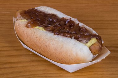 Peynirli ve soğanlı acılı sosisli sandviç.