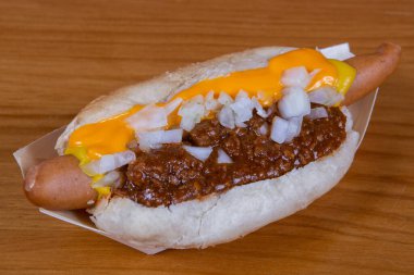 Peynirli ve soğanlı sosisli sandviçe yaklaş. Fast food.