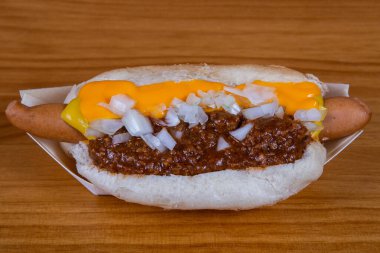 Peynirli ve soğanlı sosisli sandviçe yaklaş. Fast food.