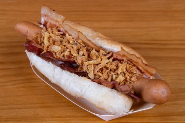 Turşulu sosis, kızarmış soğan, sos ve hardal.