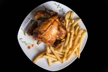 Kızarmış tavuk ve fırında patates..