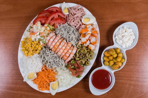 Salada Com Palitos Caranguejo Milho Fresco Azeitona Camarão Arroz Prato — Fotografia de Stock