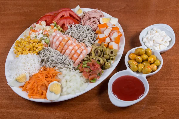 Salada Com Palitos Caranguejo Milho Fresco Azeitona Camarão Arroz Prato — Fotografia de Stock