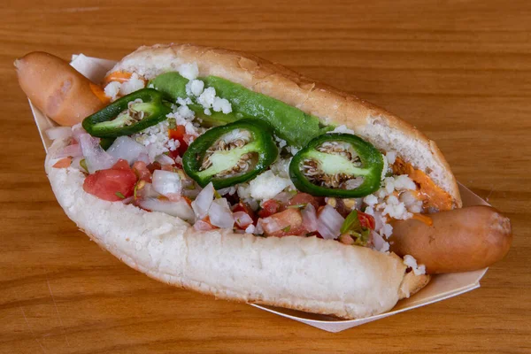 Délicieux Hot Dog Cheddar Poivrons Jalapeno Bacon Comme Garnitures — Photo