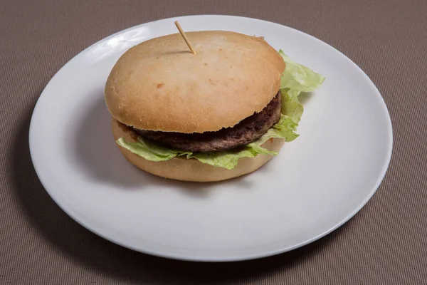 Pyszne Mięso Fast Food Burger Białym Talerzu — Zdjęcie stockowe