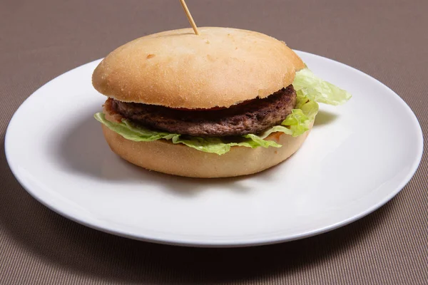 Leckerer Fleischiger Fast Food Burger Auf Weißem Teller — Stockfoto