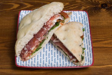 Jambon, peynir, marul ve domatesli Ciabatta baget sandviçi..