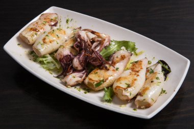 İspanyol tapaları: Bir tabak kızarmış kalamar ya da limonlu Chipirone tabağı.