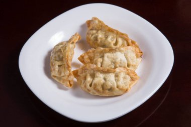 Ahşap arka planda Japon gyoza hamur tatlısı. Geleneksel Asya yemekleri. Pişmiş dim sum 