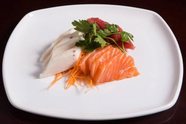 Beyaz tabakta farklı Japon suşisi..