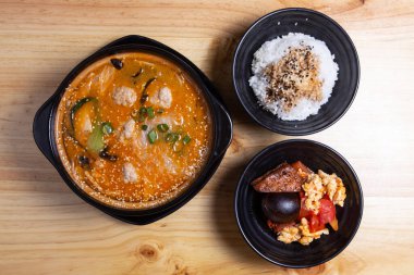 Karışık deniz ürünleri ve haşlanmış domuz eti..