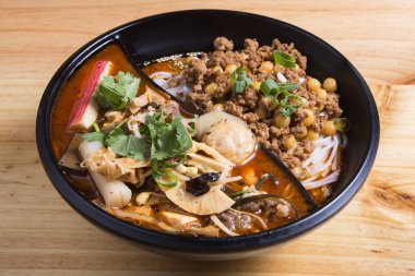 İki çeşnili Asya tavuklu erişte çorbası..