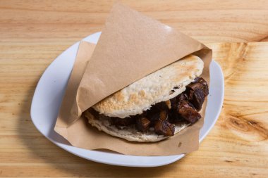 Lezzetli domuz etli bao veya Çin burgeri restoranda servis edilir..