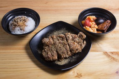 Pirinçli Çin Tavuğu, bir restoranda karışık yemek..