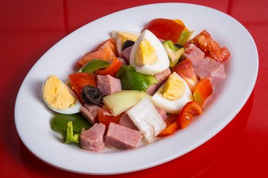 Kahvaltı - haşlanmış yumurta, pastırma, peynir ve sebze. 