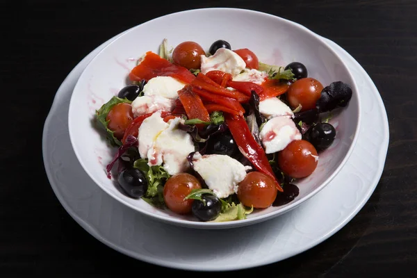 Eine Riesige Weiße Schüssel Mit Version Eines Griechischen Salats — Stockfoto