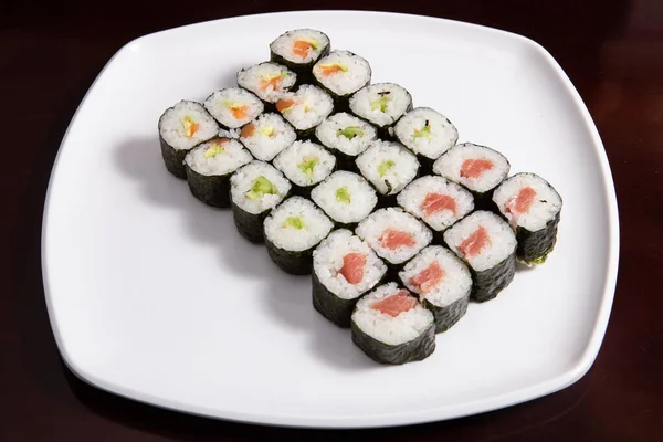 Diferentes Sushi Japonés Plato Blanco — Foto de Stock