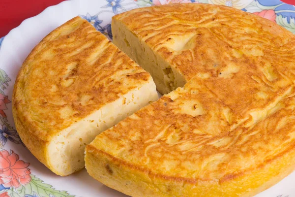 Pezzo Omelette Con Uova Patate Piatto Bianco Omelette Spagnola Tortilla — Foto Stock