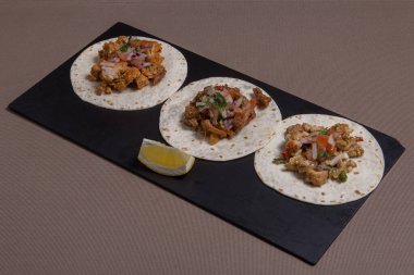 Geleneksel Meksika tavuğu ve guacamole soslu sığır fajitası.