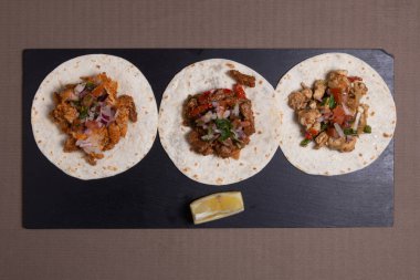 Geleneksel Meksika tavuğu ve guacamole soslu sığır fajitası.