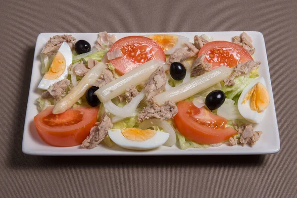 Salat Mit Thunfisch Tomaten Spargel Und Zwiebeln — Stockfoto