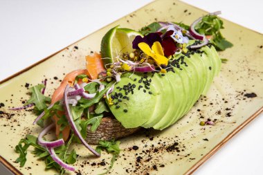 Somon, avokado ve domatesli tost sandviçi. Sağlıklı yemek.