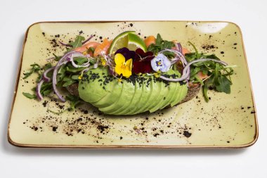 Somon, avokado ve domatesli tost sandviçi. Sağlıklı yemek.