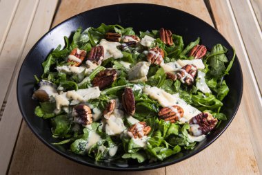 Fındıklı, peynirli, salatalıklı ve zeytinli Arugula salatası. Lezzetli sağlıklı vejetaryen yemekleri.
