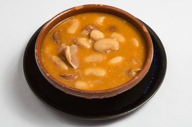 Fasulye ve pastırma güveci bir güveçte servis edilir. İspanyol mutfağı. Seçici odaklanma. Judiones de la Granja.