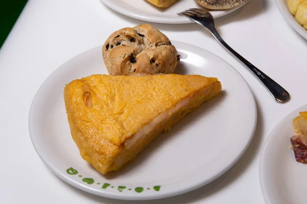 在白盘上夹有鸡蛋 奶酪和土豆的欧米饼片 西班牙Omelette 传统玉米饼玉米饼 — 图库照片