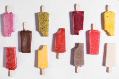 Buzlu dondurma koleksiyonu çeşitli dondurmalar lolipop dondurma dondurma yaz aylarında beyaz arka planda izole edilmiş.