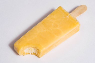 Dondurmalı dondurma lolipoplu dondurma beyaz bir arka planda izole edilmiş.