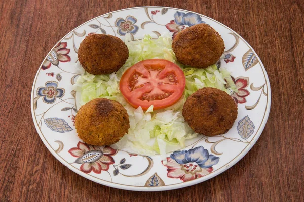 Falafel Lótuszlevél Salátával Töltve Fehér Tálban — Stock Fotó