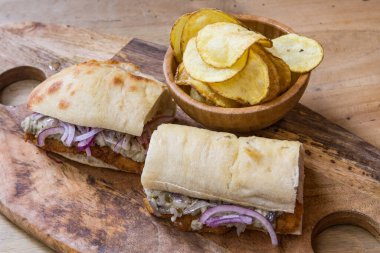 Ciabatta baget sandviç, tuzlu balık ve sebzeli..