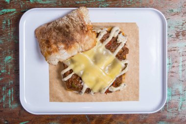 Ciabatta baget sandviç, sığır eti, peynir ve sebzeli..