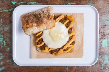 Ciabatta baget sandviç, sığır eti, yumurta ve sebzeli..